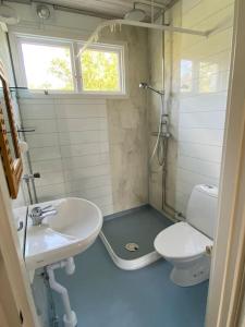 uma casa de banho com um lavatório e um WC em Stor etta på lugna söder em Växjö