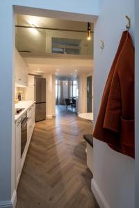 eine Küche mit Holzboden und ein Wohnzimmer in der Unterkunft OrangeHomes Luxury apartment next to Gellért Hill in Budapest