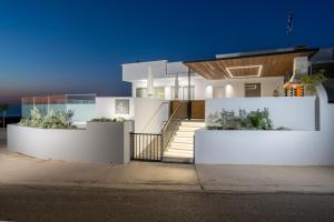 Una casa blanca con escaleras y plantas. en 4C Rethymno, en Skaleta