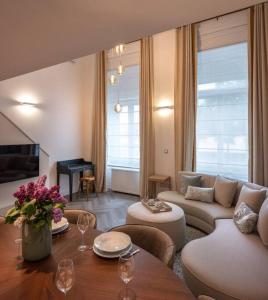 sala de estar con sofá y mesa en OrangeHomes Luxury apartment next to Gellért Hill, en Budapest