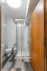 łazienka z prysznicem i toaletą w obiekcie Vistas al Teide y al mar 4 w Puerto de la Cruz