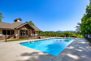 uma piscina em frente a uma casa em Elegant End Condo Fireplace Community Amenities em Townsend