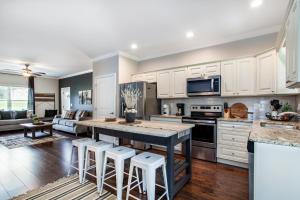 Dapur atau dapur kecil di Elegant End Condo Fireplace Community Amenities