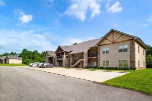 uma casa grande com carros estacionados na entrada em Elegant End Condo Fireplace Community Amenities em Townsend