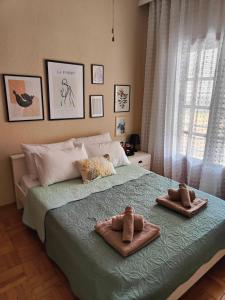 een slaapkamer met 2 handdoeken op een bed met een raam bij The Cozy Garden Villa 