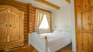 1 dormitorio con cama blanca y ventana en RunCan-Rai, en Cristian