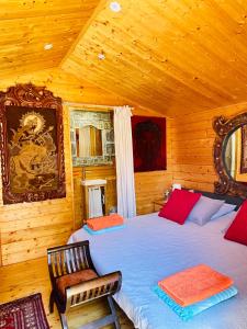1 dormitorio con 2 camas en una cabaña de madera en Villa 55 en Grimaud
