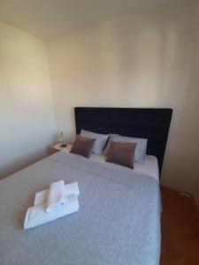 - une chambre avec un grand lit et 2 serviettes dans l'établissement Apartman Vukoja - Posušje, à Posušje