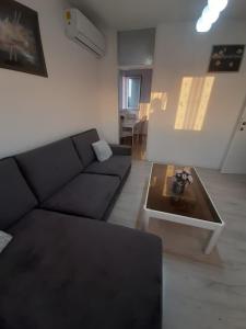 - un salon avec un canapé et une table basse dans l'établissement Apartman Vukoja - Posušje, à Posušje