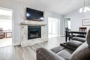a living room with a fireplace with a flat screen tv at Murray Dale Hideaway in Valrico