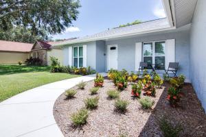 a house with flowers in the front yard at Murray Dale Hideaway in Valrico