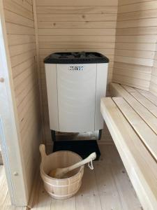 een vuilnisbak en een emmer in een sauna bij Sara Apartament z sauną in Ustroń