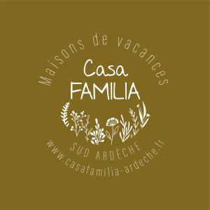 Una señal que lee Casa Familia con flores y plantas en Villa 5 étoiles piscine chauffée 8 pers 'Casa Sista' by Casa FAMILIA Ardèche, en Sampzon
