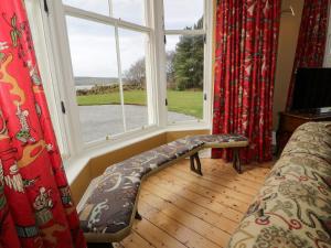 une fenêtre avec un banc devant elle dans l'établissement Auchenvhin - Rockcliffe, à Dalbeattie