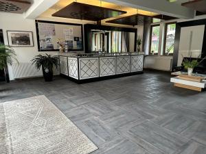 a salon with a wooden floor in a room at ApartHotel Tatry de Luxe FizjoMedical & Spa in Murzasichle