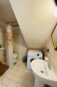 ISLAND HOUSE في بوروس: حمام مع مغسلة وغسالة ملابس