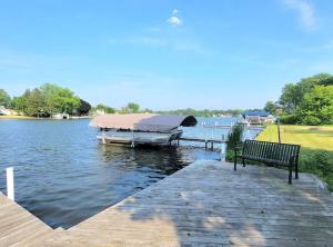Imagen de la galería de Riverfront Charmer with Character & Entertainment, en McHenry