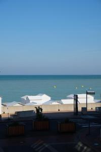 a view of a beach with the ocean in the background at Villa Adèle, vue mer, sauna et plage in Mers-les-Bains