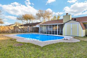 een zwembad in de tuin van een huis bij King Bed Lovely Escape Mins To Seaworld Pool in San Antonio