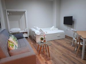 Posteľ alebo postele v izbe v ubytovaní Apartamentos Alhambra Granada 3000
