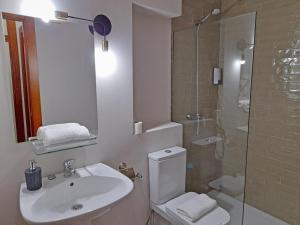 Kúpeľňa v ubytovaní Apartamentos Alhambra Granada 3000