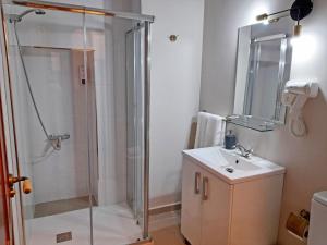 Kúpeľňa v ubytovaní Apartamentos Alhambra Granada 3000