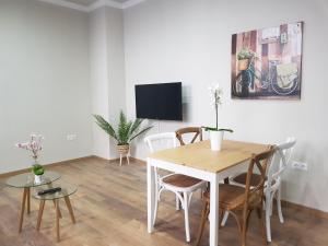 Televízia a/alebo spoločenská miestnosť v ubytovaní Apartamentos Alhambra Granada 3000