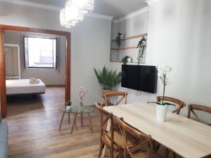 Televízia a/alebo spoločenská miestnosť v ubytovaní Apartamentos Alhambra Granada 3000