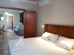 Posteľ alebo postele v izbe v ubytovaní Apartamentos Alhambra Granada 3000