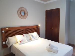 Posteľ alebo postele v izbe v ubytovaní Apartamentos Alhambra Granada 3000