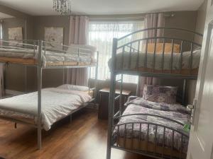 Двухъярусная кровать или двухъярусные кровати в номере Medway Stay