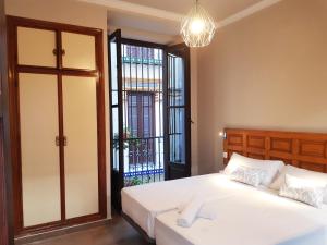 Posteľ alebo postele v izbe v ubytovaní Apartamentos Alhambra Granada 3000
