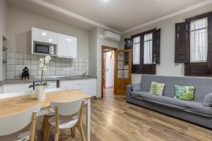 Kuchyňa alebo kuchynka v ubytovaní Apartamentos Alhambra Granada 3000