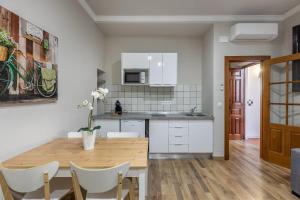 Kuchyňa alebo kuchynka v ubytovaní Apartamentos Alhambra Granada 3000