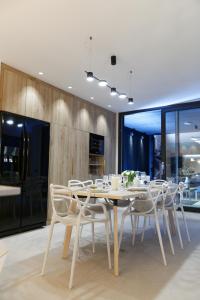 - une salle à manger avec une table et des chaises dans l'établissement Les Terrasses de Sainte Waudru, à Mons