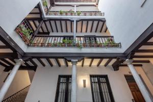 einen Blick über ein Gebäude mit Balkonen und Pflanzen in der Unterkunft Apartamentos Alhambra Granada 3000 in Granada