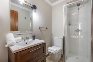 Kúpeľňa v ubytovaní Apartamentos Alhambra Granada 3000 + 37 fotografií