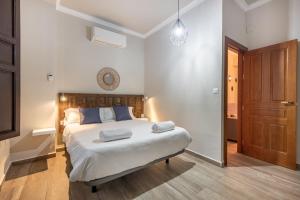 Posteľ alebo postele v izbe v ubytovaní Apartamentos Alhambra Granada 3000