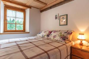 a bedroom with a bed and a window at Casa Carincio, Falesina Ospitar in Vignola