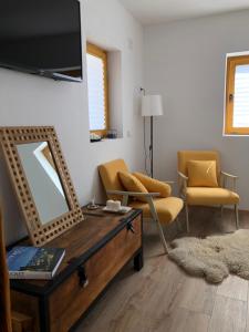 a living room with a coffee table and a mirror at Nantucket GuestHouse in Vrbas