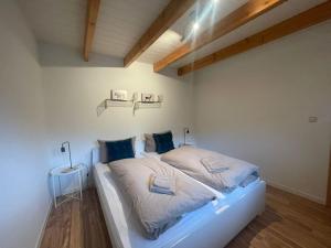 una camera da letto con un grande letto con cuscini blu di Berggasthof zur Todtnauer Hütte a Feldberg