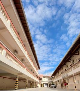 a view of the sky from inside an empty building at Hotel Garrafão - localizado no centro comercial de Boituva - SP in Boituva