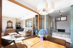 a living room with a couch and a table with flowers at Boulevard Apartmento in San Sebastián