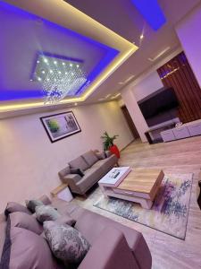 uma sala de estar com um sofá e uma mesa em God's Touch Apartments Signature em Lagos