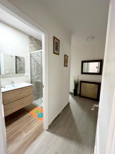 un bagno con lavandino e specchio di Casa A Guarda ad A Guarda