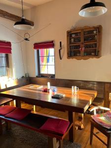 Almhütte - Skihütte am Goldeck in Kärnten في Baldramsdorf: غرفة طعام مع طاولة خشبية ونافذة
