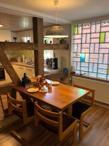 cocina con mesa de madera y cocina con ventanas en Ferienwohnung Elbsegler, en Bleckede