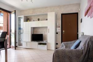 Una sala de estar con una cama y un televisor. en Residenza Contrada, en Cocquio Trevisago