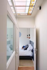 a bedroom with a bed and a skylight at Villa Adèle, vue mer, sauna et plage in Mers-les-Bains