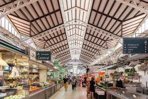 un grande mercato con persone che camminano in un mercato di Cozy apartment in Valencia center a Valencia